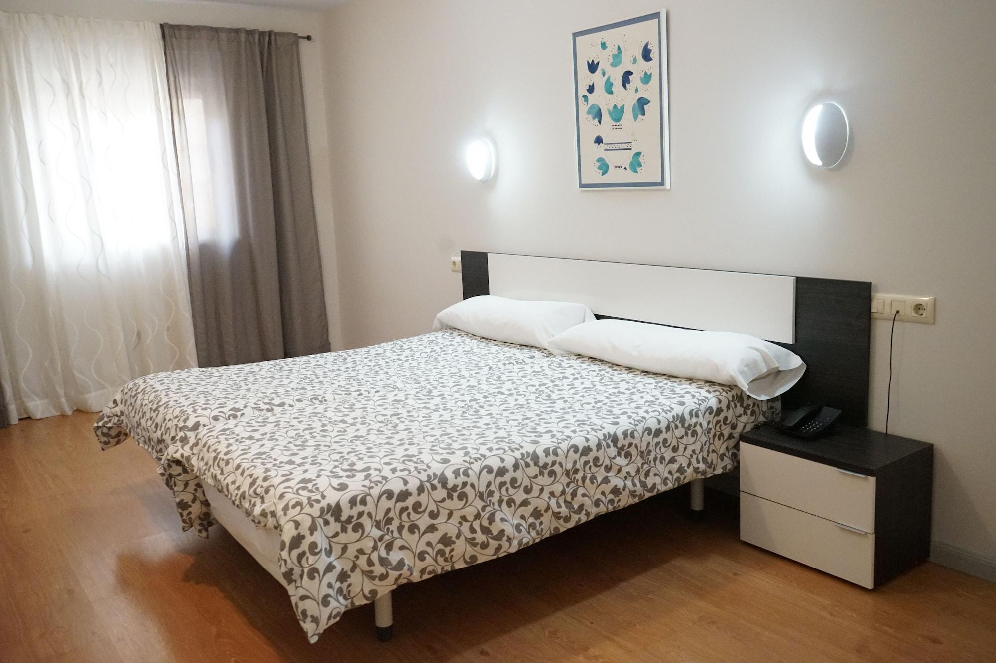 Ahc Hoteles Caces Extérieur photo