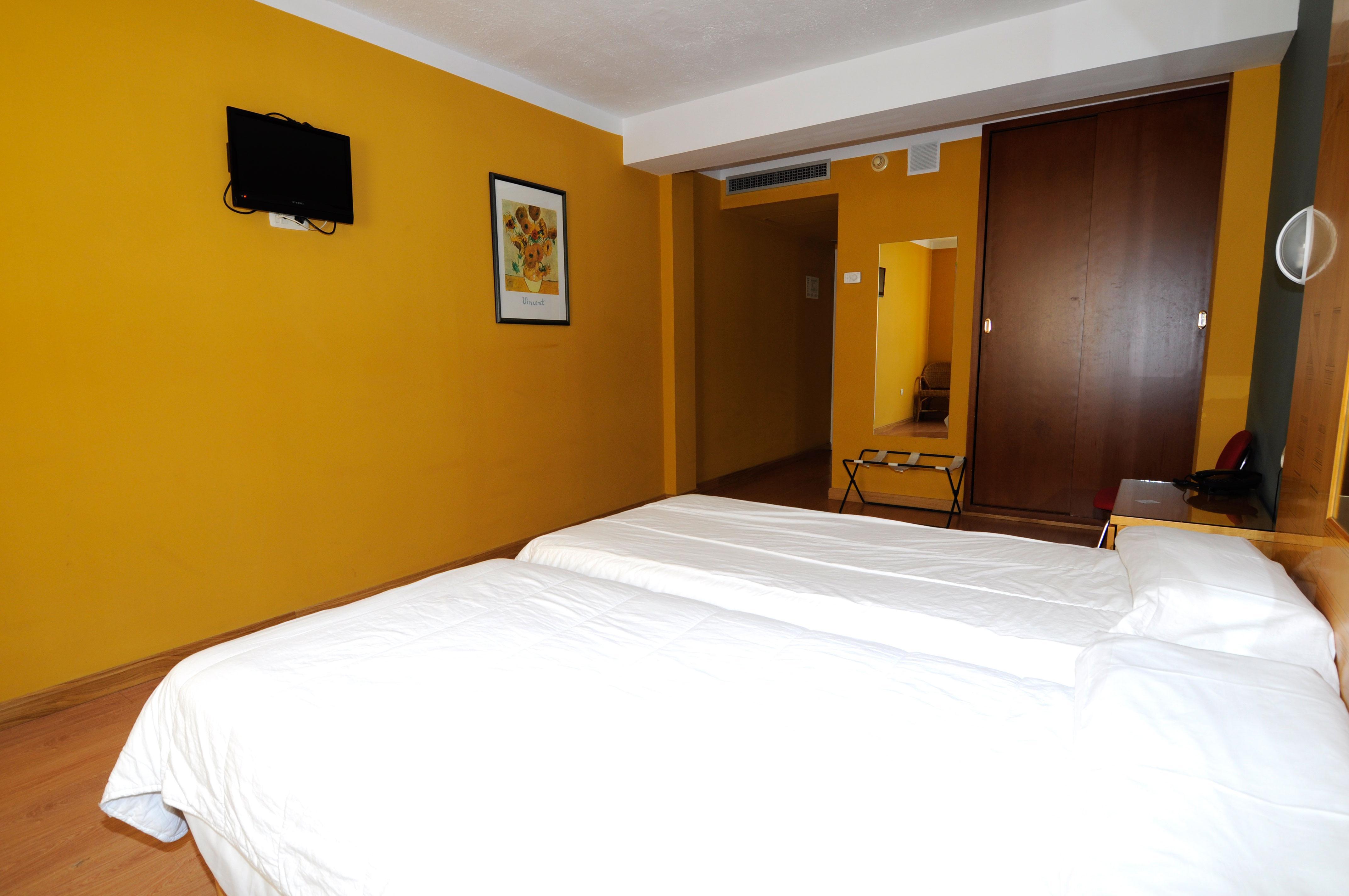 Ahc Hoteles Caces Extérieur photo