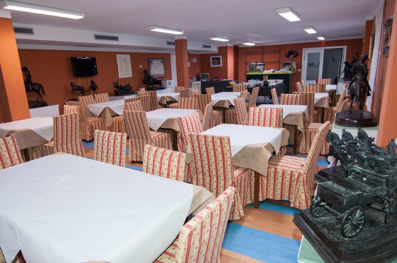 Ahc Hoteles Caces Extérieur photo