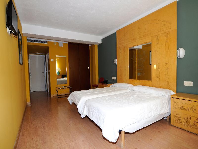 Ahc Hoteles Caces Extérieur photo