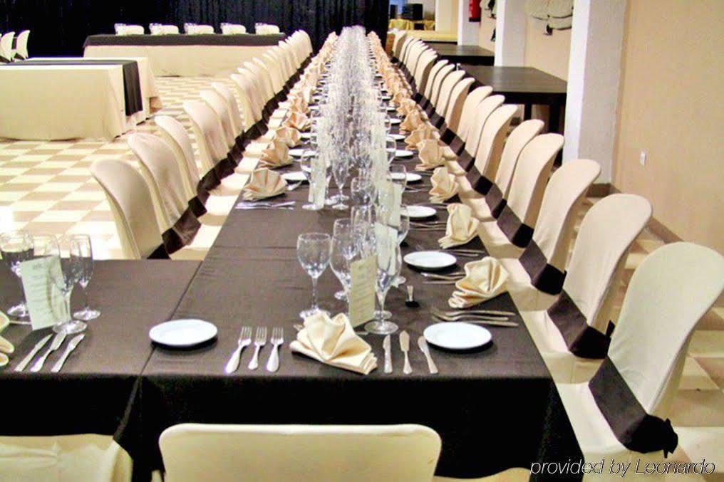 Ahc Hoteles Caces Extérieur photo