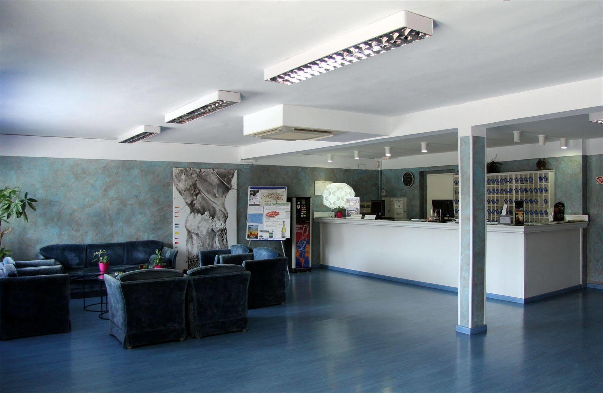 Ahc Hoteles Caces Extérieur photo